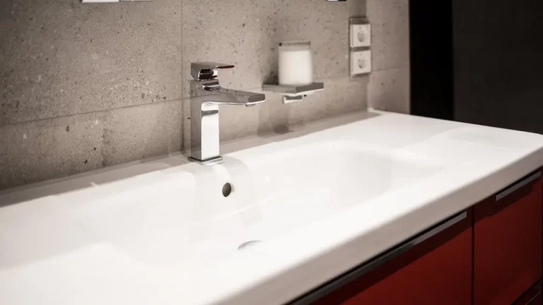 badprojekte-detail_waschtisch-badschrank-kombination-weinrot_xlarge
