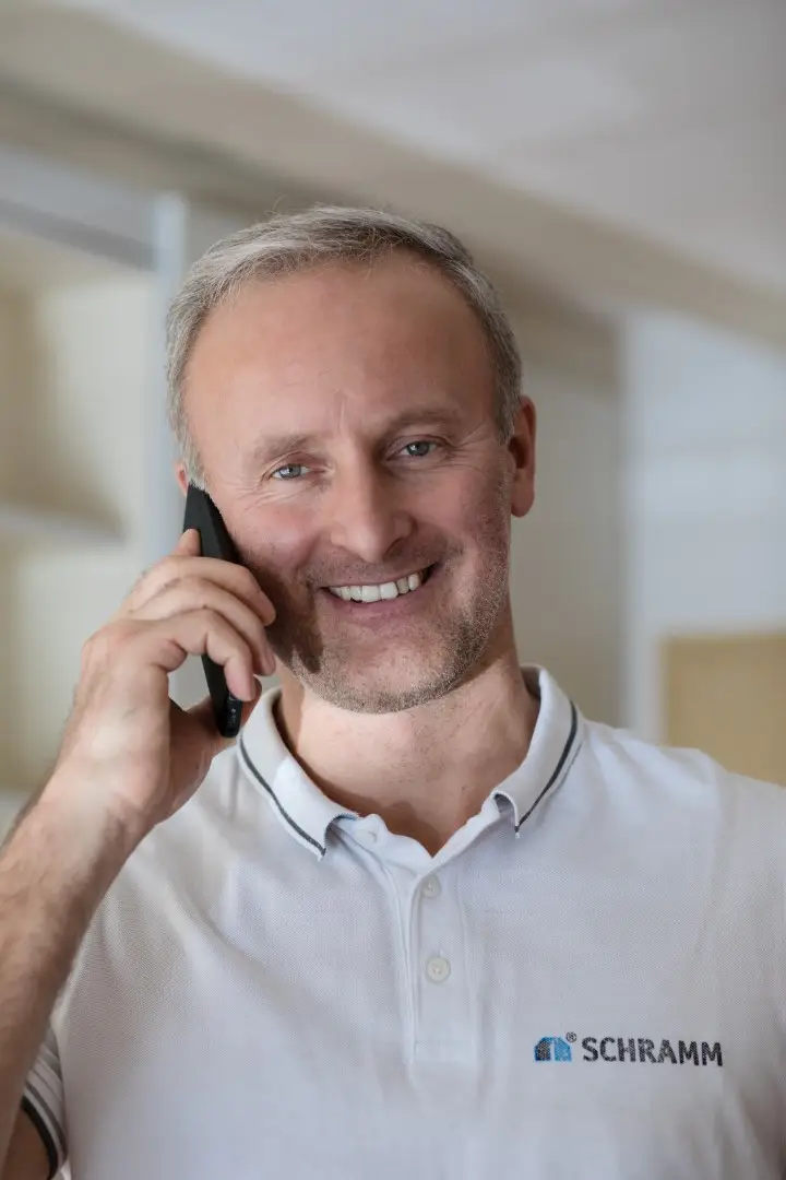 schramm-team-in-aktion_mathias-elektriker-am-telefon_xlarge