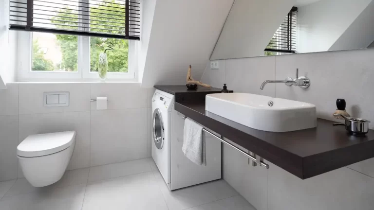 badprojekte_bad-mit-fenster-und-dachschraege_large.webp
