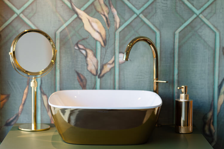 badausstellung_detail_schmucke-kombi-aus-messing-objekten_xlarge