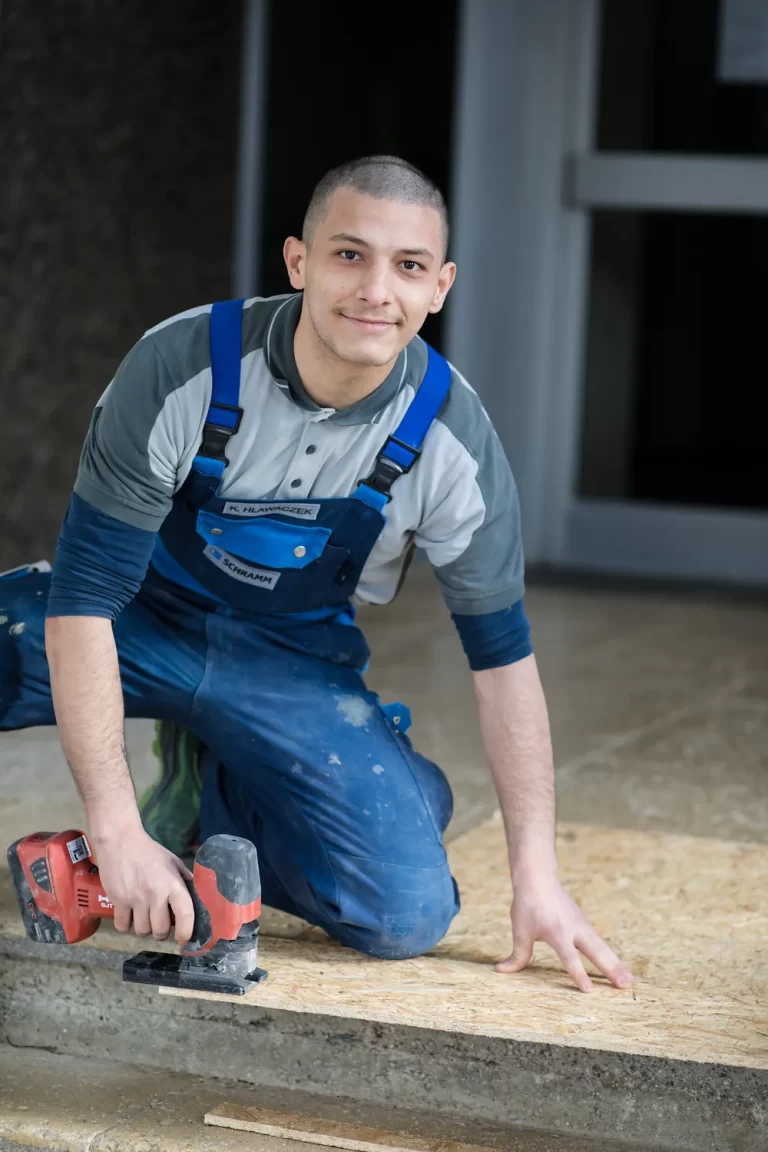 Handwerker bei Holzarbeiten mit Stichsäge auf der Baustelle