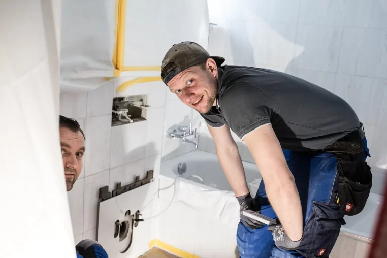 Handwerker bei Installation im Badezimmer während Renovierung