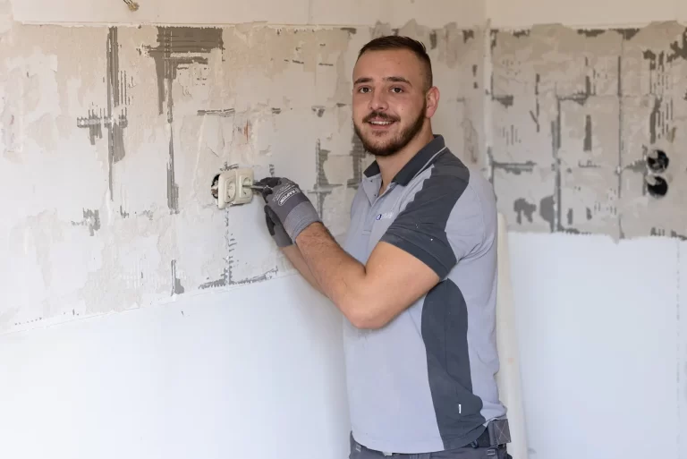 Mitarbeiter_Arbeit_Elektro_Steckdose_Installation