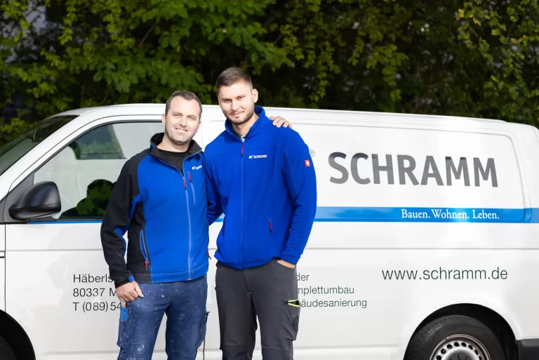 Mitarbeiter_Teamfoto_Servicefahrzeug
